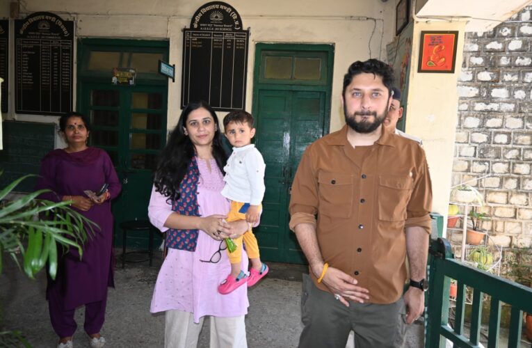 आम मतदाता की तरह लाइन में लगकर उपायुक्त मंडी ने डाला वोट