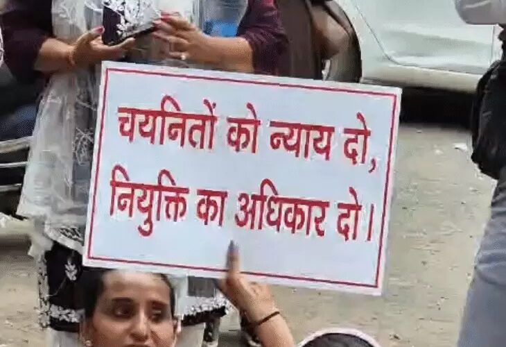 भाेपाल में देशभक्ति गीतों के साथ चयनित संगीत शिक्षकों का प्रदर्शन, डीपीआई कार्यालय के बाहर धरने पर बैठे