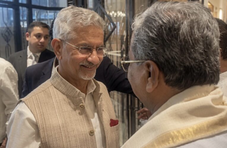 कर्नाटक की नई कैबिनेट पर मंथन के लिए दिल्ली में डीके शिवकुमार और सिद्धारमैया
