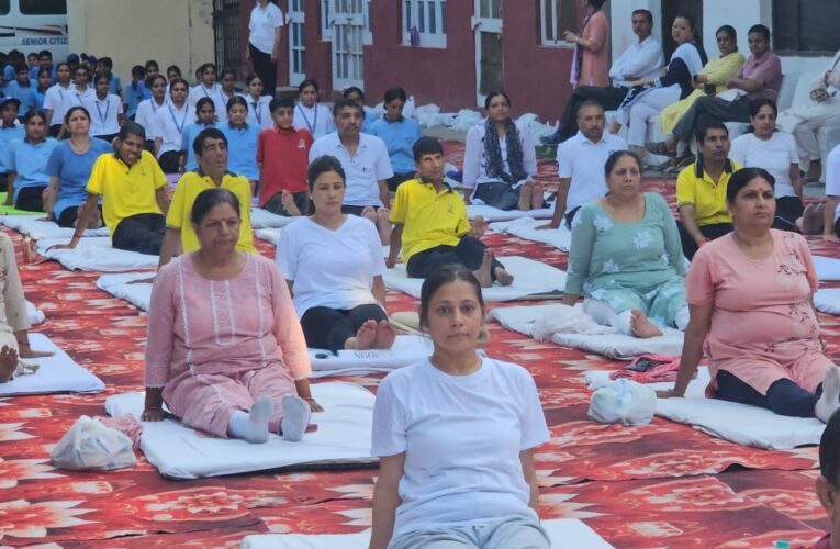 योग दिवस : हिमाचल में हजारों लोगों ने किया योग, राज्यपाल से लेकर मुख्यमंत्री सुक्खू और सांसद भी हुए शामिल