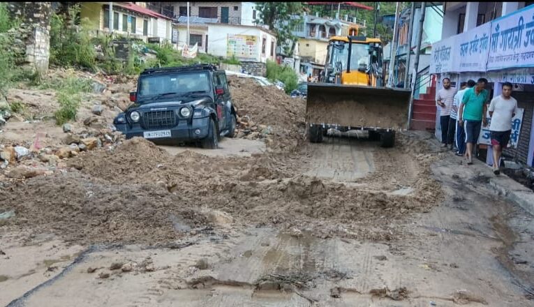 नारायणबगड़ मे अतिवृष्टि के बाद मुख्य बाजार मे राहत व सफाई का कार्य जारी