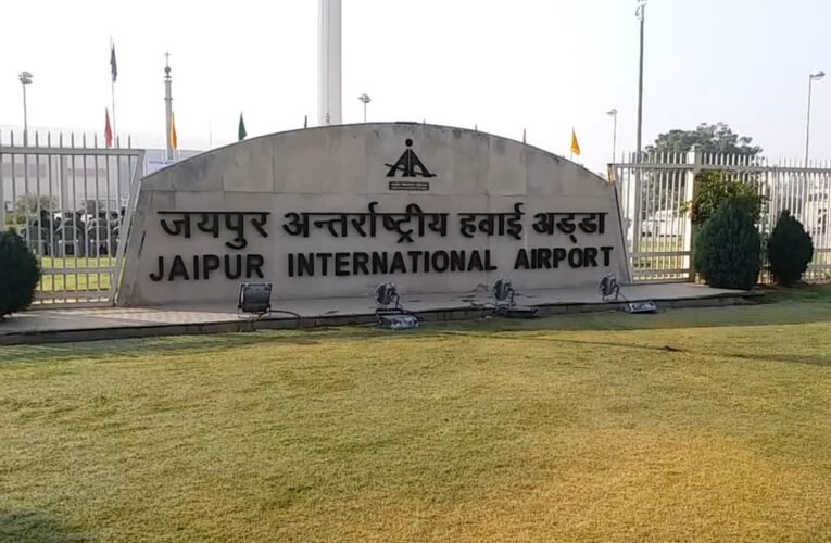 एयरपोर्ट से उड़ान भरने के बाद विमान से टकराया पक्षी, सुरक्षित लैंडिंग के बाद फिर रवाना
