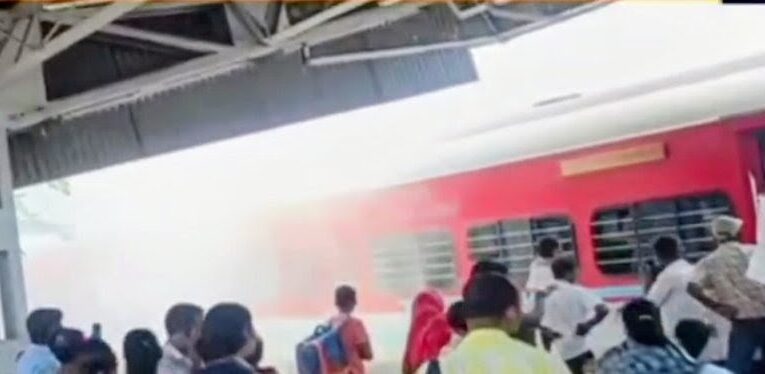परसाबाद स्टेशन पर कोसी एक्सप्रेस के दो डिब्बों में लगी आग