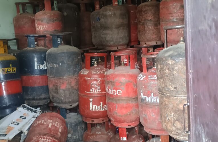 अवैध गैस कारोबार पर जिला प्रशासन का शिकंजा: 302 सिलेंडर और दो पिकअप जब्त