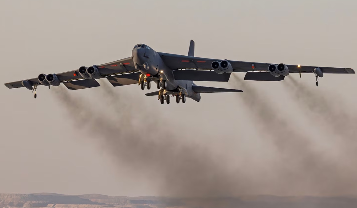 us-af-bomber-crashes-8-kill