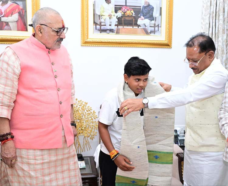 cm-sai-honored-mahak-narvase