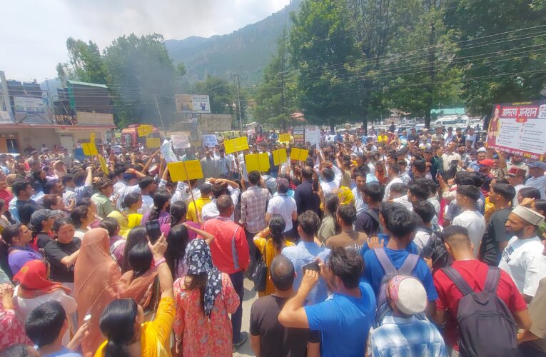 प्रसूता की मौत पर कुल्लू में उबाल, अस्पताल में प्रदर्शन, दोषियों पर कार्रवाई की मांग