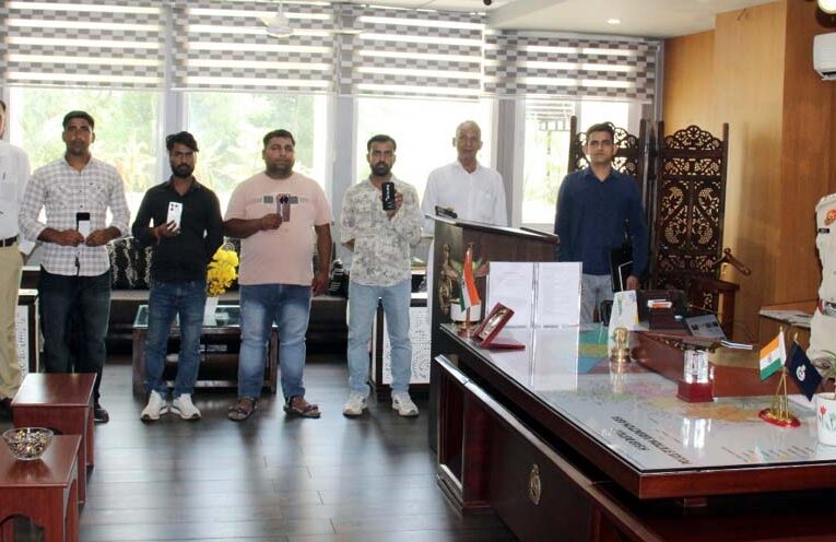 हिसार : साइबर सेल ने बरामद किए 10 गुमशुदा मोबाइल फोन, एसपी ने किए मालिकों के सुपुर्द