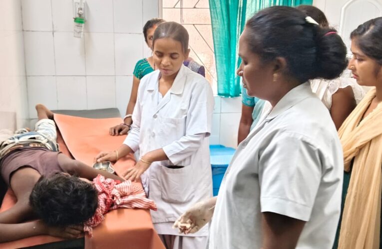 आम पेड़ से गिर कर बच्चा हुआ घायल