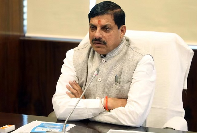 mp-cm-arrives-in-delhi-to-attend-the-11th-governin