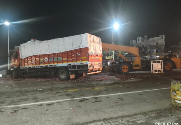 हाईवे पर दो आयशर ट्रकों की टक्कर में चालक की केबिन में फंसने से मौत