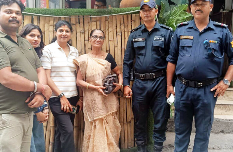 नकदी और आभूषणों से भरा पर्स महिला को सकुशल लौटाया