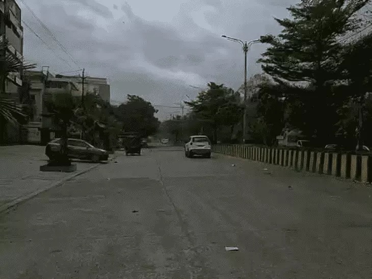 indore-winds-trees-hoardings-and-tin-sheds-blown-a