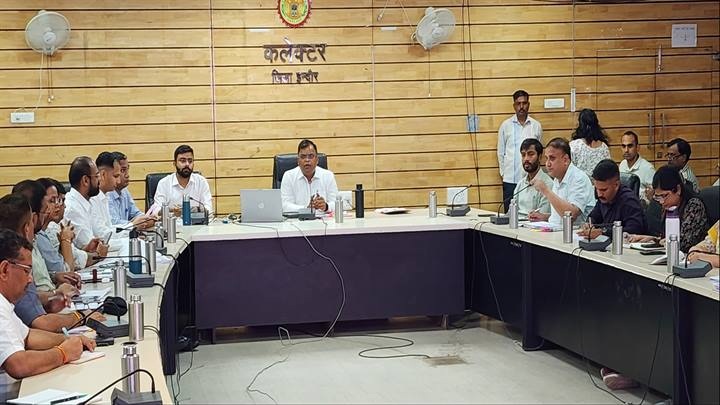 mp-indore-collector-reviews-public-welfare-schemes