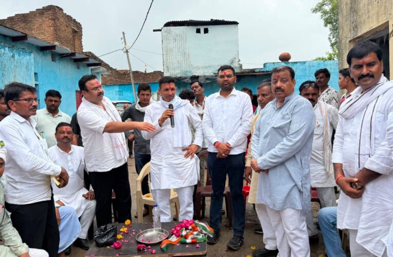 दतिया उपचुनाव: जीतू पटवारी ने किया जनसंपर्क, कांग्रेस प्रत्याशी के समर्थन में वोट की अपील