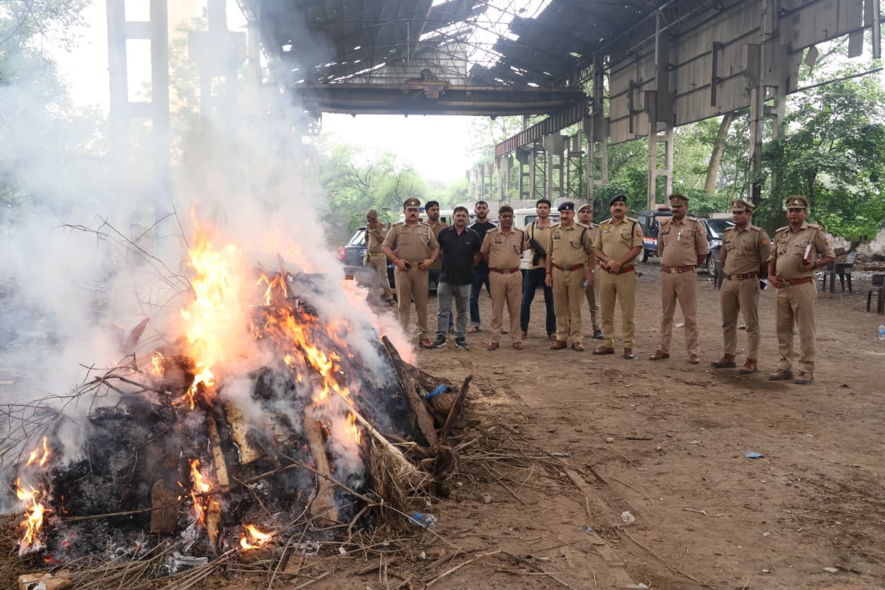 prayagraj-12-lakh-ganja-distra