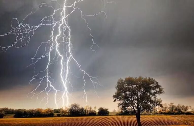 आकाशीय बिजली गिरने से एक की मौत, एक गंभीर