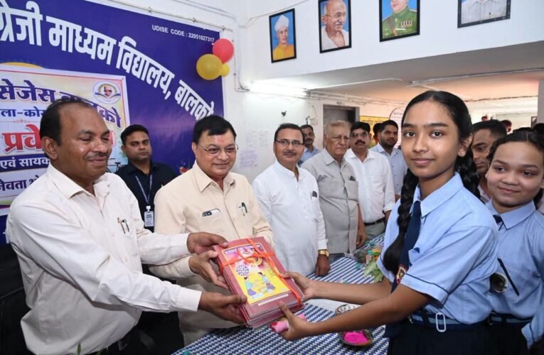 शाला प्रवेशोत्सव में मंत्री लखनलाल देवांगन बोले- मन लगाकर पढ़ें और जिले का नाम करें रोशन