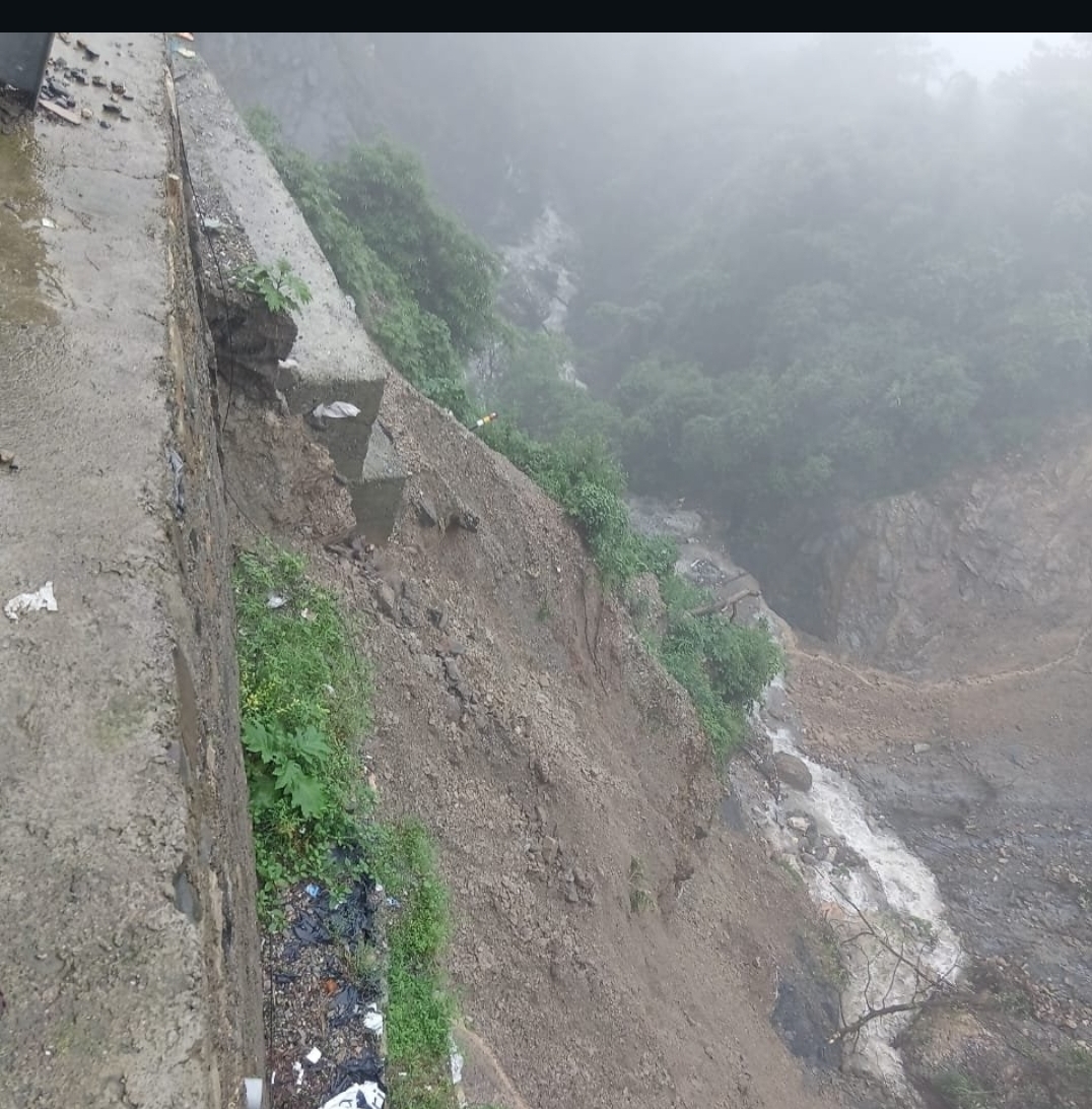 uk-landslide-blocks-mussoorie-