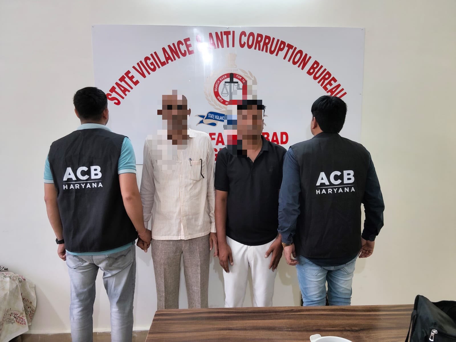 2-emp-arrest-taking-bribe