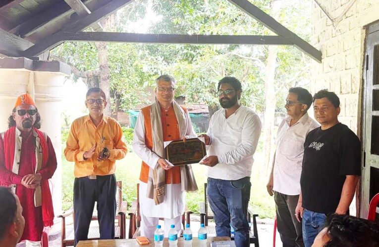 कोटाबाग में जनसेवा का परचम: व्यापार मंडल ने गुंजन तिवारी को सम्मानित