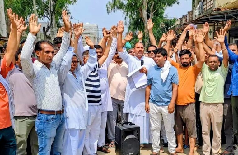 पानीपत: रेलवे अंडरपास में हो रही देरी से गुस्साए ग्रामीणों ने किया प्रदर्शन