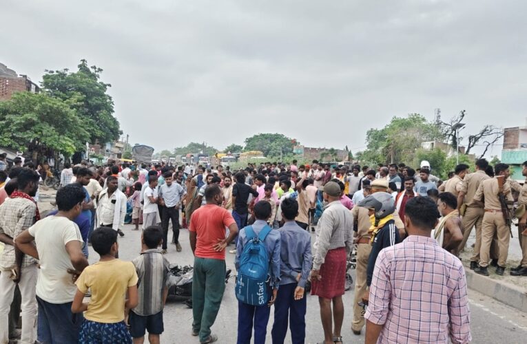 बेकाबू ट्रक घर के बाहर सो रहे लोगों पर चढ़ा, तीन की मौत