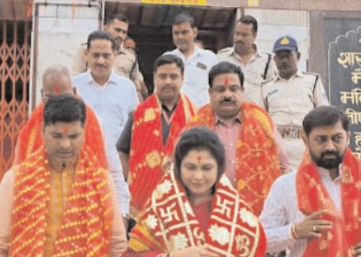 मैहर में मां शारदा के दर्शन करने पहुंचीं राज्यमंत्री कृष्णा गौर, प्रदेश की खुशहाली की प्रार्थना की