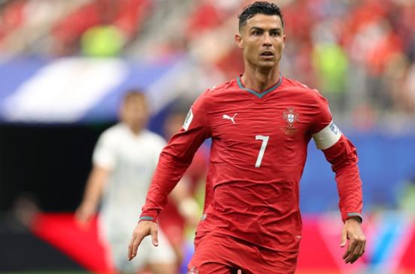 sports-football-ronaldo-oldest-outfield-fifawc
