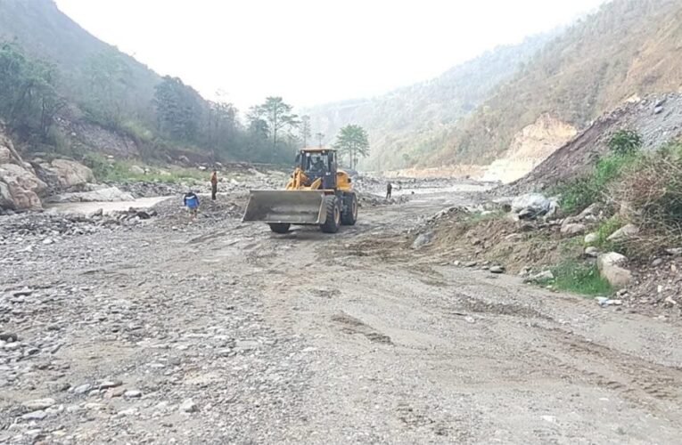 लगातार मानसूनी बारिश से नेपाल के 9 प्रमुख राजमार्ग पूरी तरह बंद, यातायात बाधित