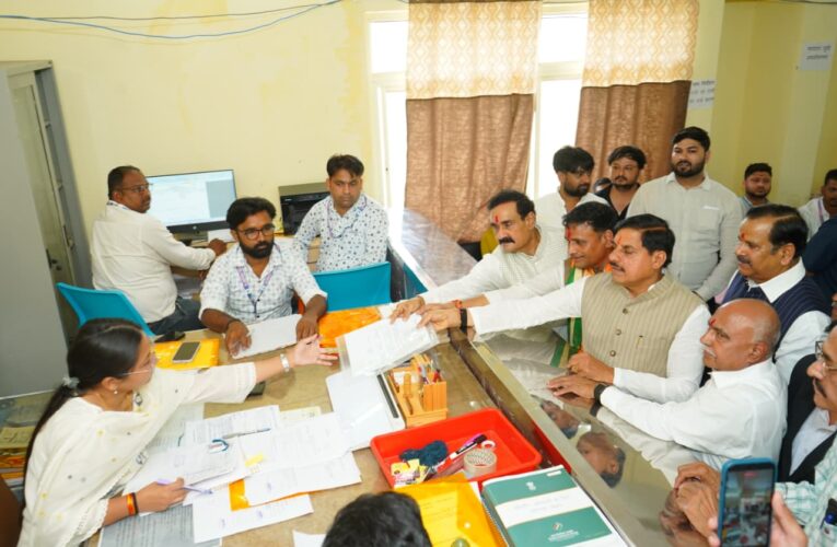 दतिया उपचुनाव: भाजपा ने नामांकन के साथ दिखाया शक्ति प्रदर्शन, मुख्यमंत्री बोले- ‘राजा और रंक के बीच का चुनाव