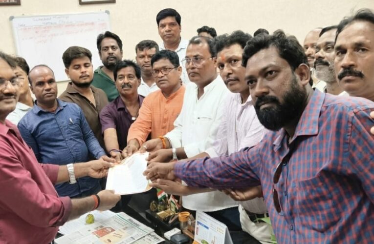 शिक्षा और परीक्षा व्यवस्था में सुधार की मांग को लेकर की पदयात्रा, सौंपा ज्ञापन
