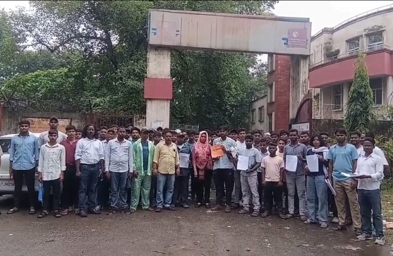 जानलेवा हमला मामले में गिरफ्तारी की मांग को लेकर थाना का घेराव