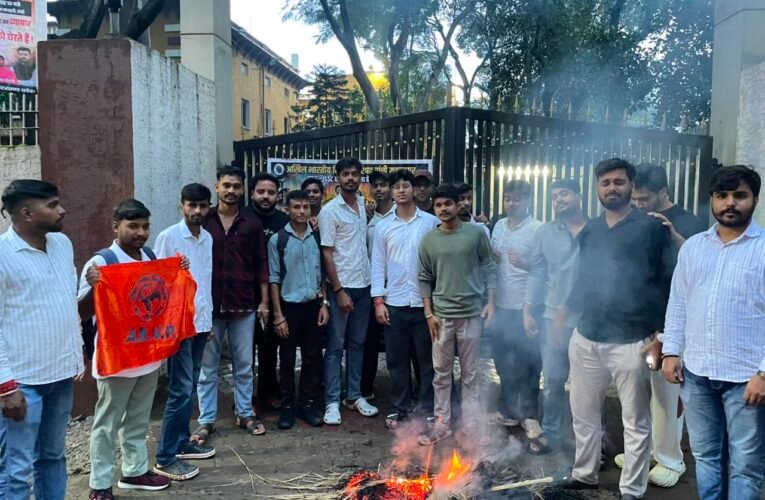 जेपीएससी-जेएसएससी भर्ती अनियमितताओं के विरोध में एबीवीपी का प्रदर्शन, सीबीआई जांच की मांग
