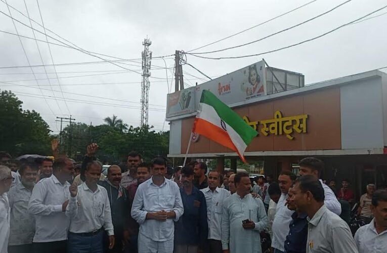 मंदसौर में विरोध रैली के दौरान उल्टा तिरंगा ले जाने का मामला, जांच के बाद कार्रवाई के निर्देश