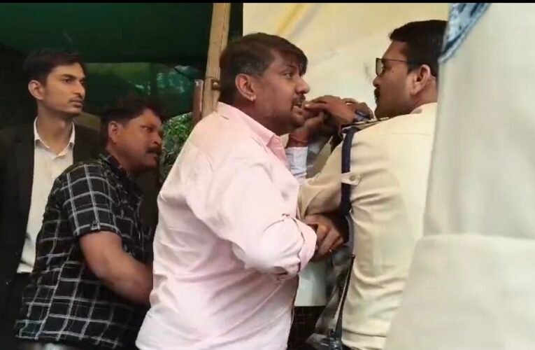 जबलपुर: जिला न्यायालय परिसर के बाहर युवक-युवती को लेकर विवाद, पुलिस ने दोनों को हिरासत में लेकर शुरू की जांच