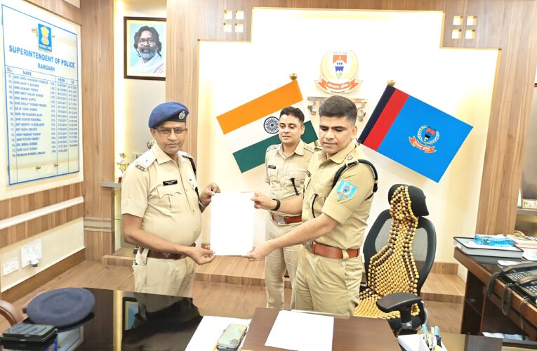 एसआईटी टीम के पदाधिकारियों को एसपी ने सम्मानित किया
