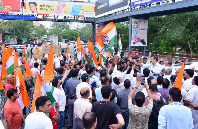 राम मंदिर निर्माण में कथित घोटाले के विरोध में कांग्रेस सड़कों पर
