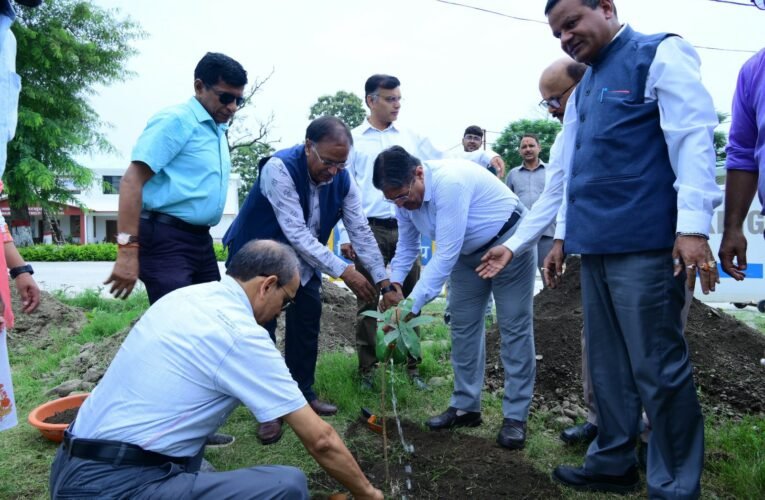 औषधीय जड़ी-बूटियों पर आधारित पुस्तक का विमोचन
