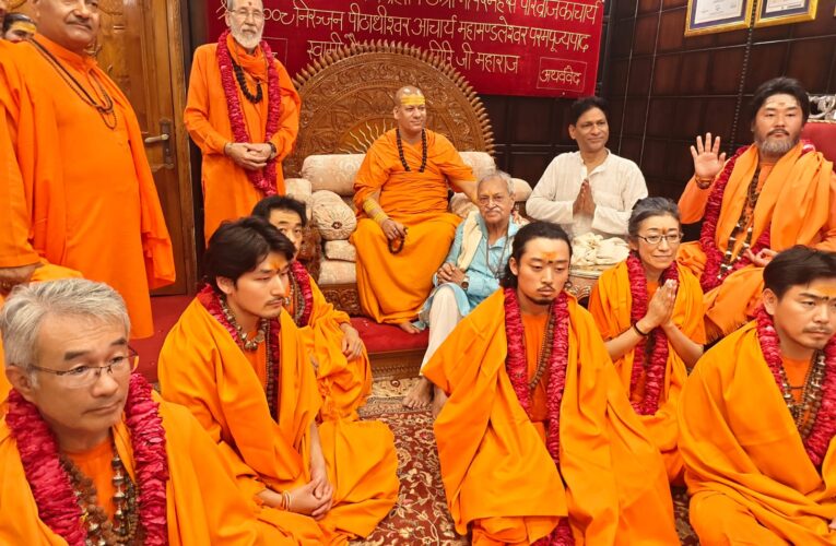 जापानी श्रद्धालुओं ने श्री दक्षिण काली मंदिर में की पूजा-अर्चना, छह जापानी संत बनेंगे निरंजनी अखाड़े के महामंडलेश्वर