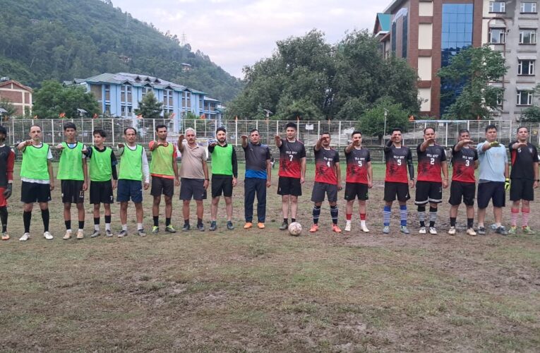 एंटी चिट्टा फुटबॉल टूर्नामेंट खिलाड़ियों को चिट्टा मुक्त मंडी की दिलाई गई शपथ