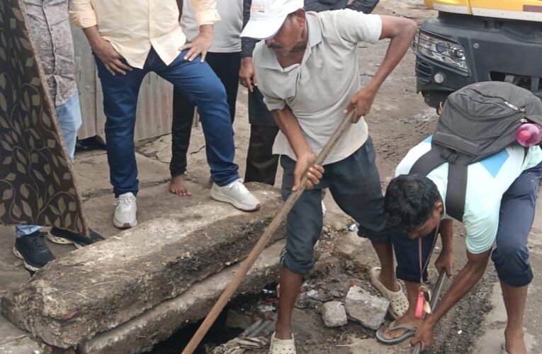 करबला टैंक रोड पर चला सफाई अभियान, जाम नाले की सफाई से बहाल हुई जल निकासी व्यवस्था