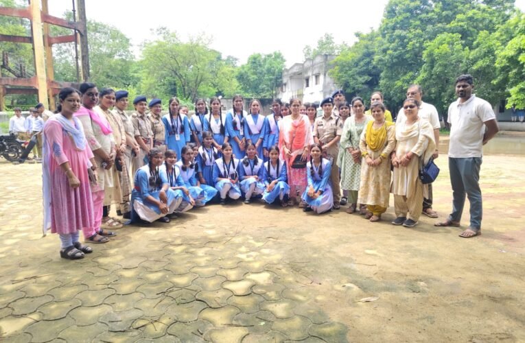 सिवनी हाई स्कूल में चांपा पुलिस का जागरूकता अभियान, छात्रों को दी नए कानून और साइबर सुरक्षा की जानकारी