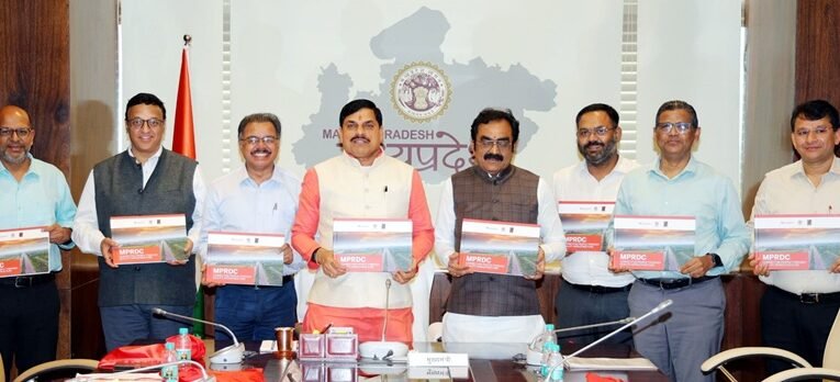 मुख्यमंत्री डॉ. यादव ने कॉफी टेबल बुक एमपीआरडीसी : कनेक्टिंग पीपुल थ्रू क्वालिटी इंफ्रास्ट्रक्चर का किया विमोचन