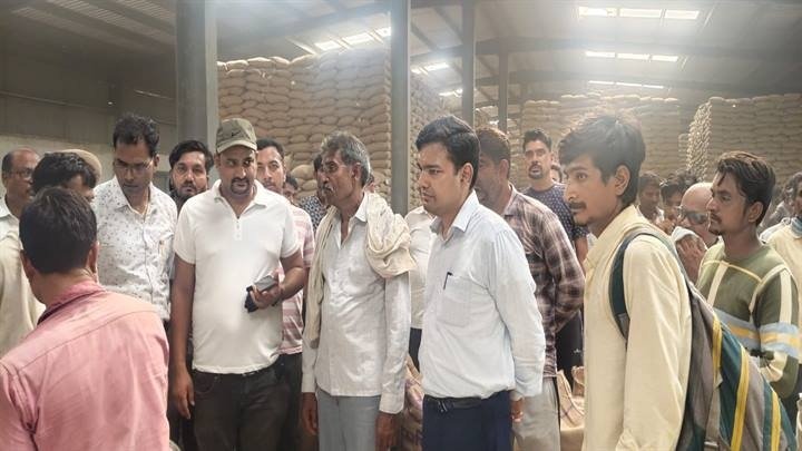 mp-raisen-collector-visits-moong-procurement-cente