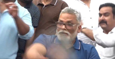 pappu-yadav-press-conference-chair-slipper