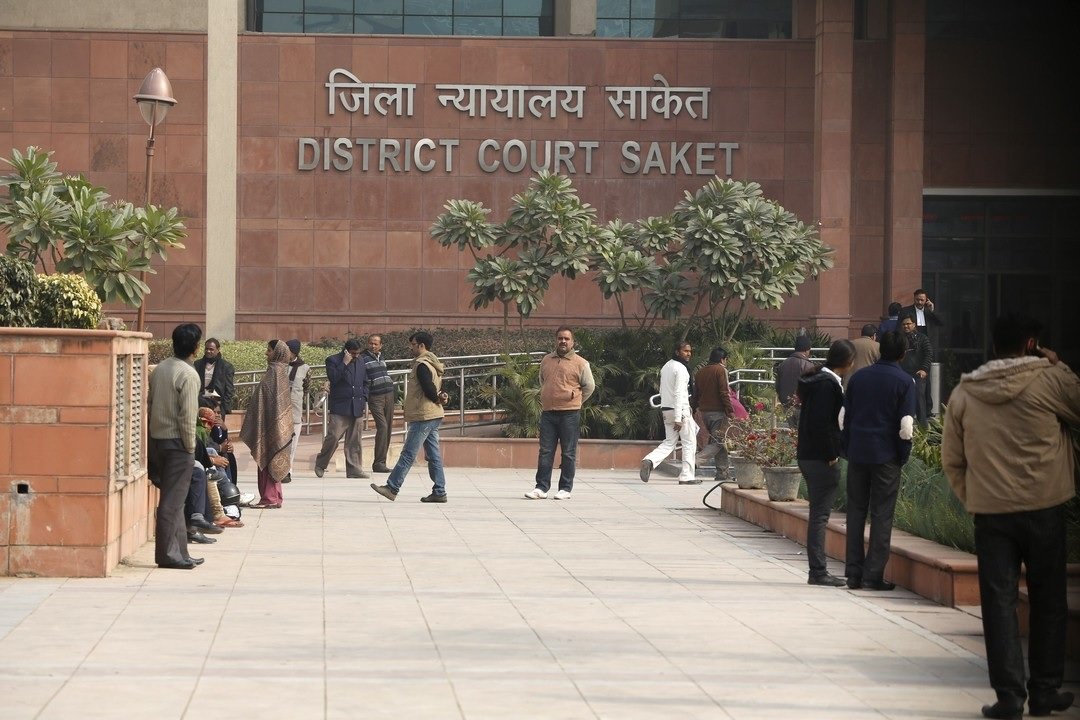 saket-court-building-collapsed-delhi-police-charge