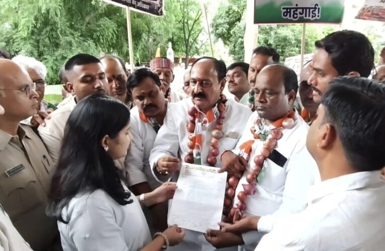 मैहरः महंगाई के खिलाफ कांग्रेस का हल्ला बोल, प्याज की माला पहनकर निकाला विरोध मार्च