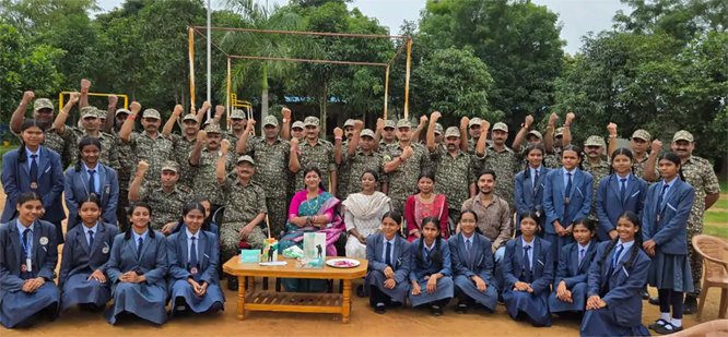 female-students-tied-raksha-shutra