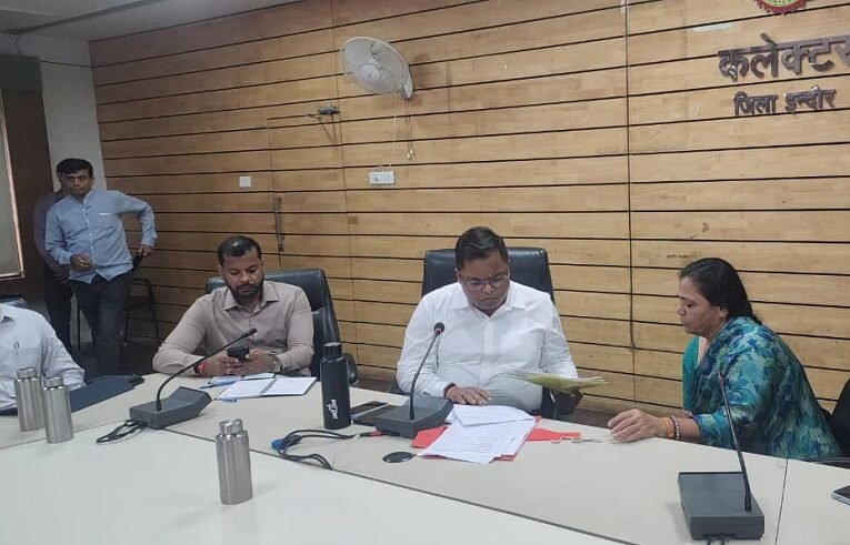 इंदौरः सीएम हेल्पलाइन के प्रकरणों में लापरवाही पर पाँच अधिकारी-कर्मचारियों पर कार्रवाई
